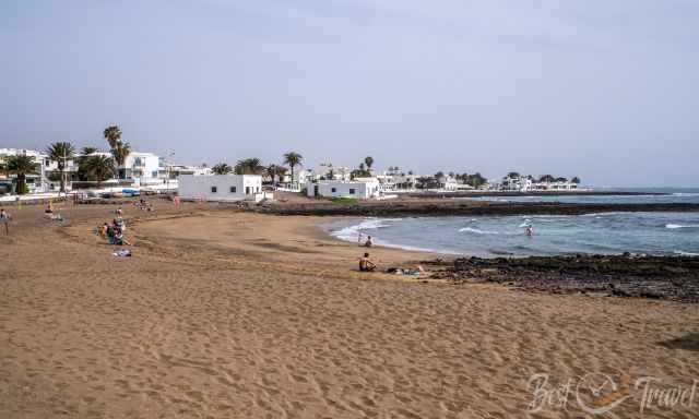 Playa Honda with sunbathers during the day