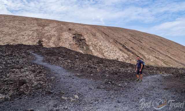 The trail to Caldera Blanca forks.