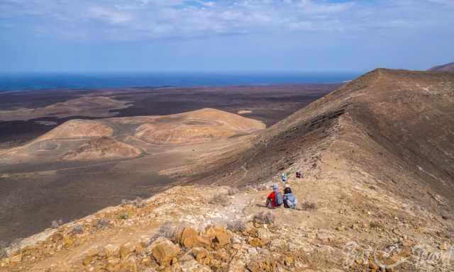 The ascent almost at the rim offers spectacular views of the surroundings.