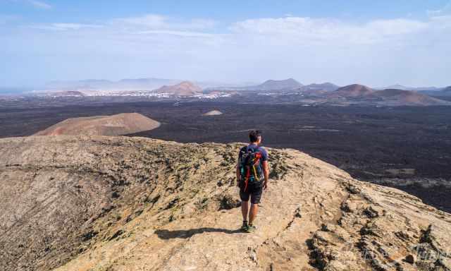 The descent and view to the east and the Caldereta