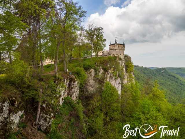 Parts of the castle are directly build at the edge of the cliffs.