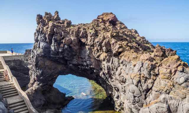 A huge arch rock at Piscana Natural in Seixal