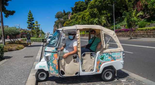 Sightseeing tour with a tuk tuk in Funchal