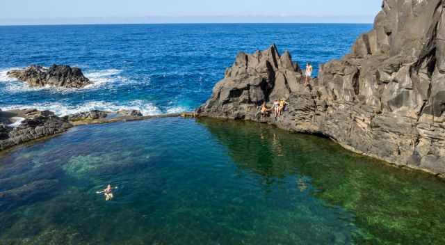 Piscinas Natural in Seixal - people swimming