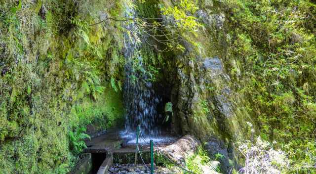 Walking behind and a little bit through the waterfall to reach Caldeirao do Inferno