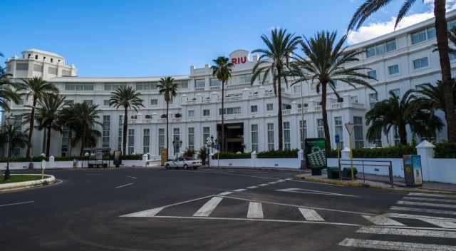 The roundabout in front of the RIU Hotel