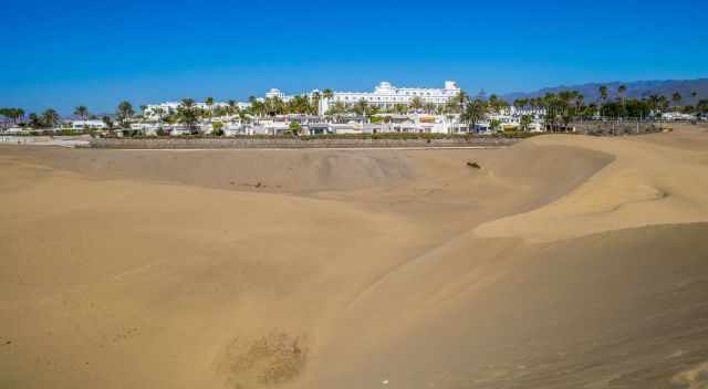 Riu Palace Maspalomas Hotel in front of the dunes