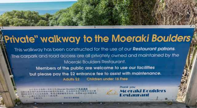 The path to the Moeraki Boulders is a private walkway - Info Sign