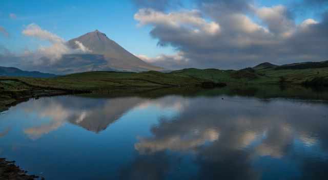 View from Lagoa do Capitao to Pico