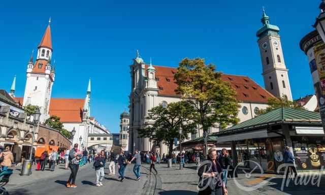 Tourists and locals at the entrance of Viktualienmarkt