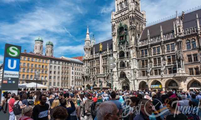 People watching the Glockenspiel from Marienplatz