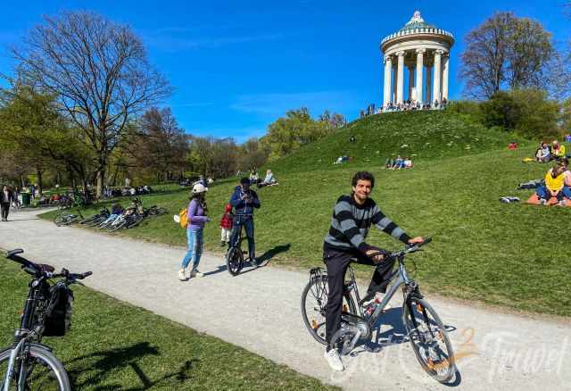 A biker and the Monopteros in the English Garden