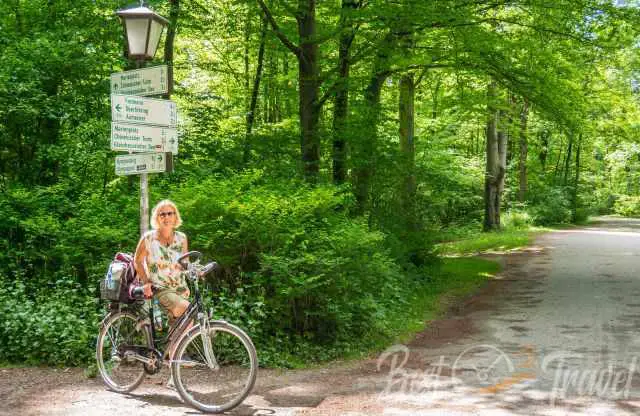 A woman with her bike in the English Garden in Munich.