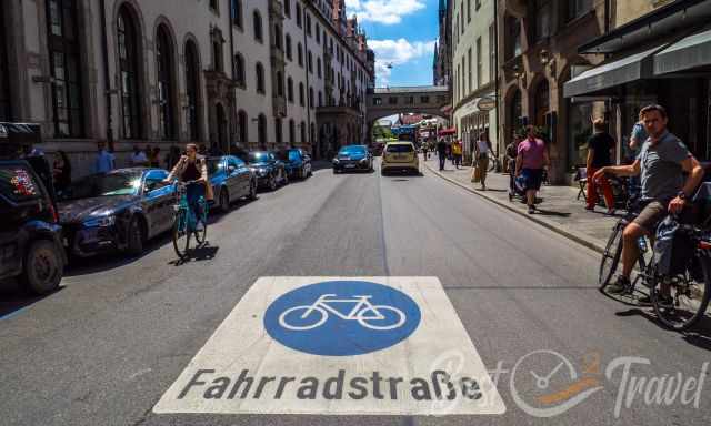 A sign indicating that bikes have the right of way