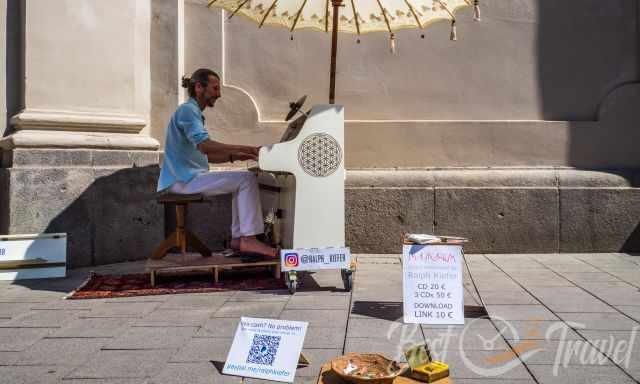 A street musician at the beginning of Viktualienmarkt