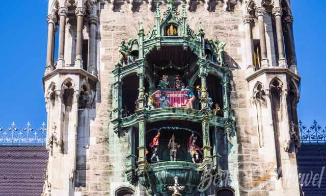 The two different scenes of the Glockenspiel