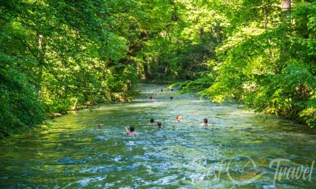 Many people drifting in the Eisbach