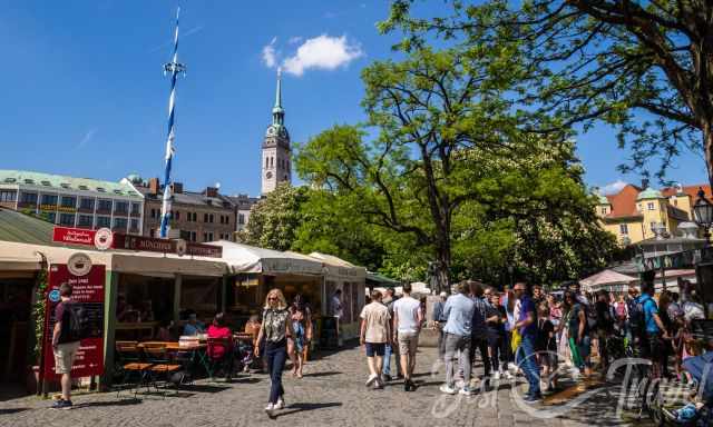 Viktualienmarkt atmosphere and stalls