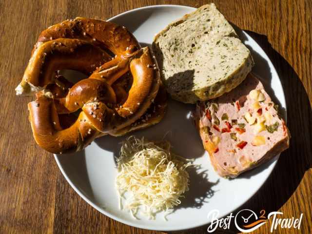 A typical Bavarian lunch plate with Meerrettich grated