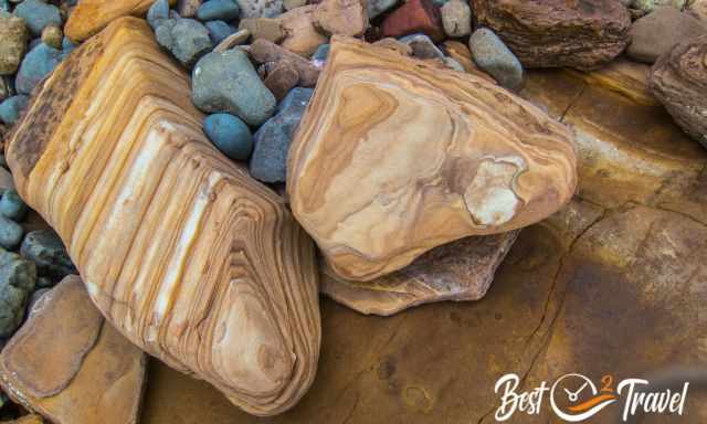 Rocks on the floor with the famous Painted Cliffs pattern.