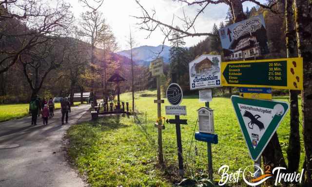 The trail signs to Partnach Gorge