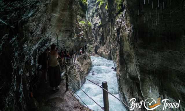 Visitors queuing for taking a picture in the gorge 