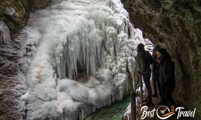 Besucher bestaunen die Eiszapfen und gefrorenen Wasserfälle