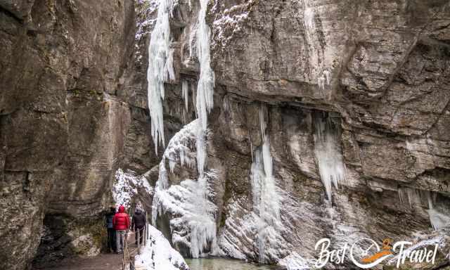 Besucher am Anfang der Klamm im Winter.