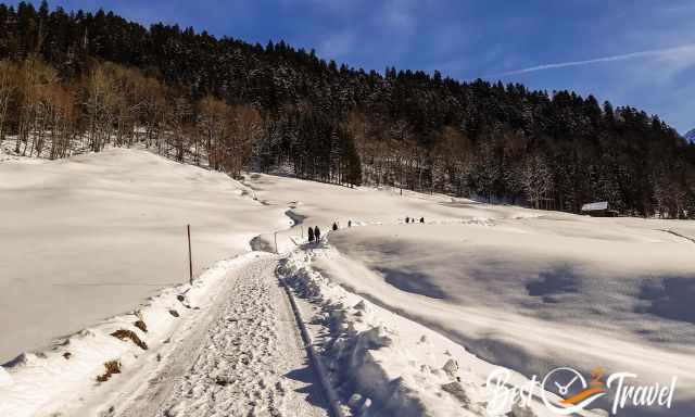 Die selbe Abzweigung im Winter mit viel Schnee am Wegesrand.