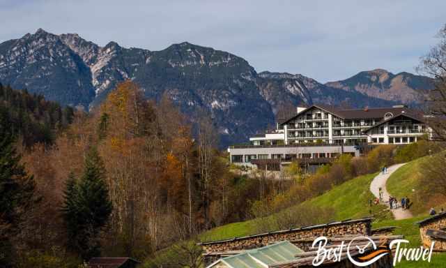 Das Hotel Das Graseck und der Wanderweg rechts vorbei