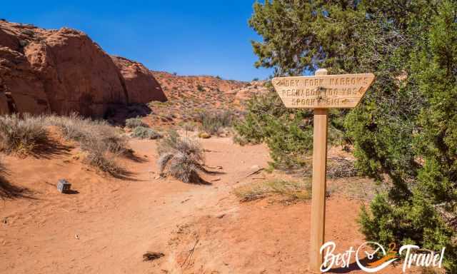 Hiking Sign shortly before the two slot canyons