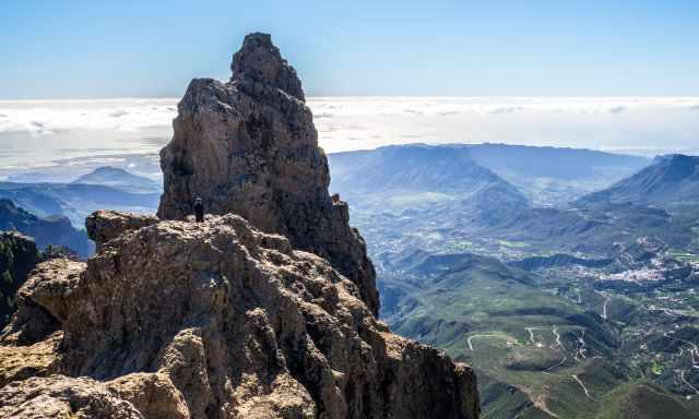 A man on a huge rock at Pico de la Nieves