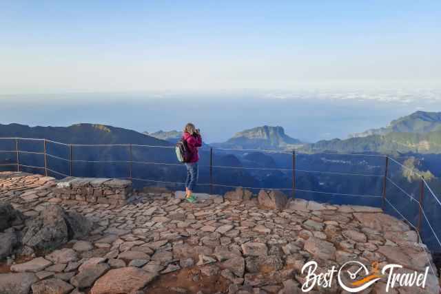 A female photograper at a viewpoint on Pico Arieiro