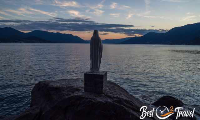 A praying statue with view to the lake