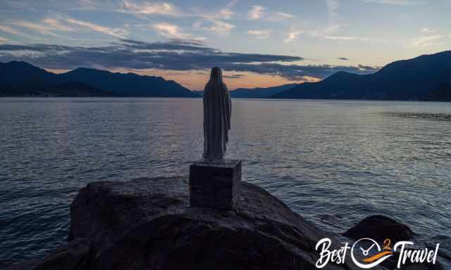 A praying statue with view to the lake