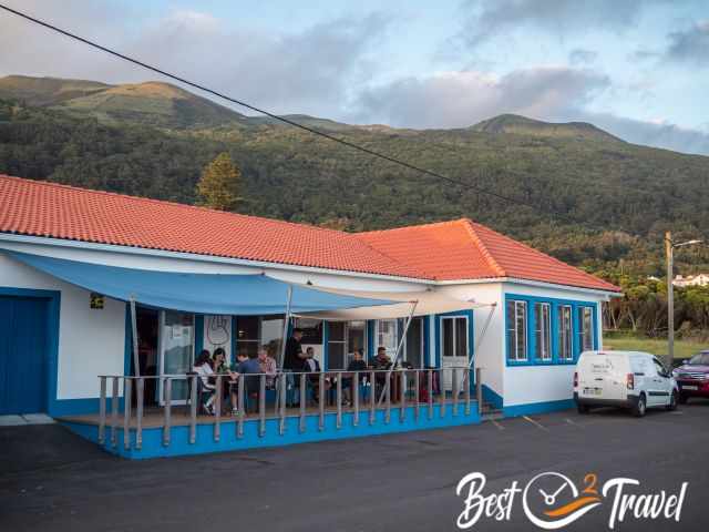 The view from outside to the restaurant and the small outdoor seating.