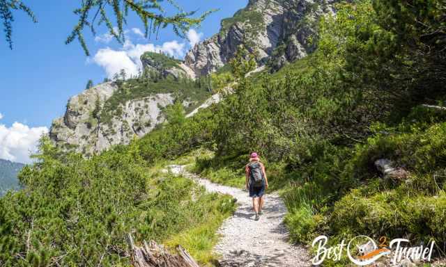 The ascending steep track to Seekofel