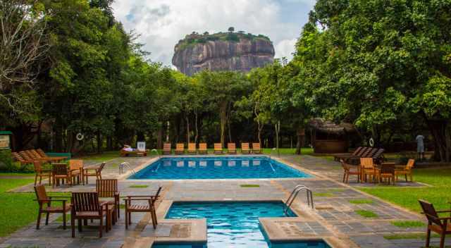 Hotel with pool with a spectacular view to Lions Rock