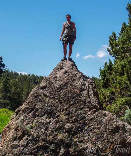A man on a huge rock in Smith Rock