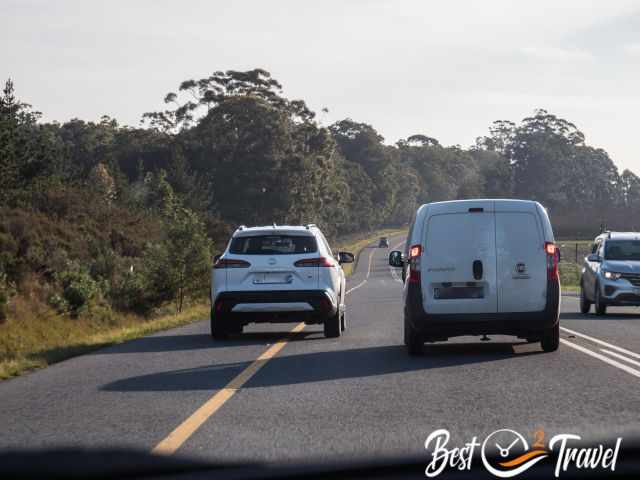 An overtaking car uses the hazard light to thank the other car.