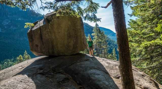 A huge boulder on the hiking path to the first peak.