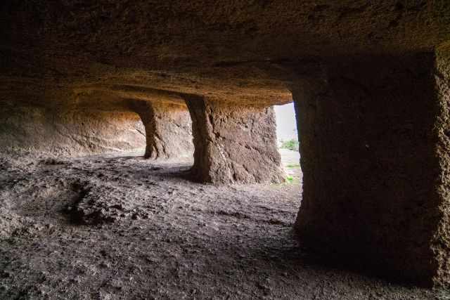 Cueva de Cuatro Puertas