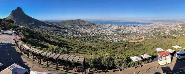 Shortly before the cableway arrives at the bottom of Table mountain