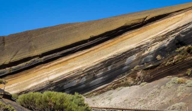 The different volcanic layers next to the road in the Teide caldera