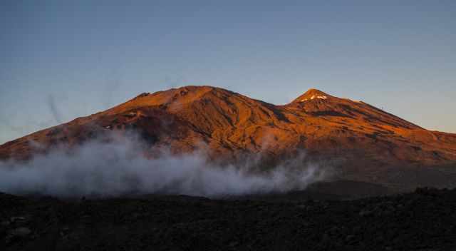 "Burning" Teide and Pico Viejo while clouds are rolling in at sunset