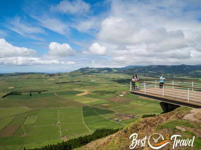 The visitors admire the view from Serra do Cume.