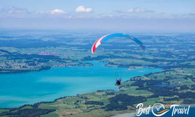 A paragliding tandem flight at Tegelberg to Foggensee