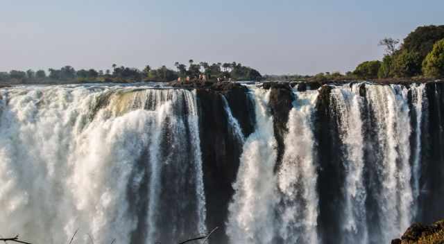 People in the Devils Pool on top of the Vic Falls