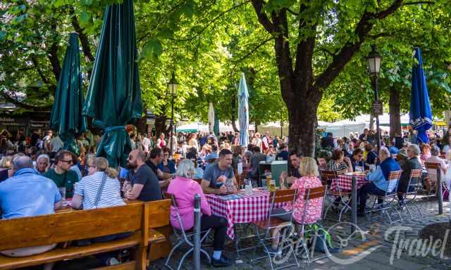 Not one space is left in the beer garden at Viktualienmarkt 