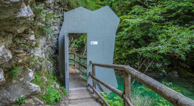 The heavy metal door to close the gorge.